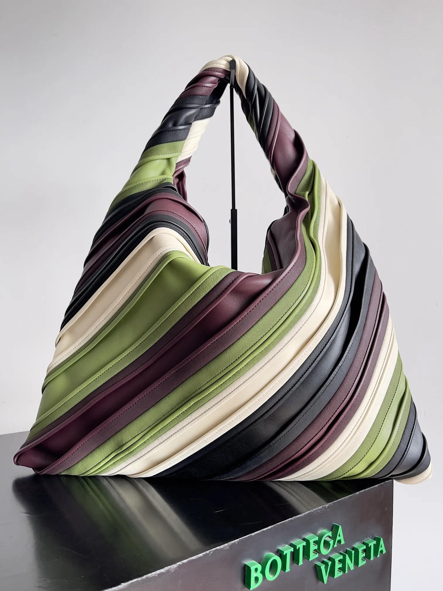 Batch 3520 BOTTEGA VENETA's new Large Hop. This large shoulder bag is made of matcha, white, and berry leather strips. It is reminiscent of the animal skin skirts of primitive tribes and is full of exotic style. The color matching of the 2024 show is very high-end, imitating the elements of the tropical rainforest, with multiple colors of woven leather strips, a large silhouette and a lightweight feel, and the leather is unexpectedly light and soft. Style number: 786193 Size: 54*24*13cm